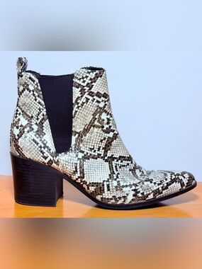 JustFab "Abby" Snakeskin Embossed Chelsea Ankle Boots Size 7.5